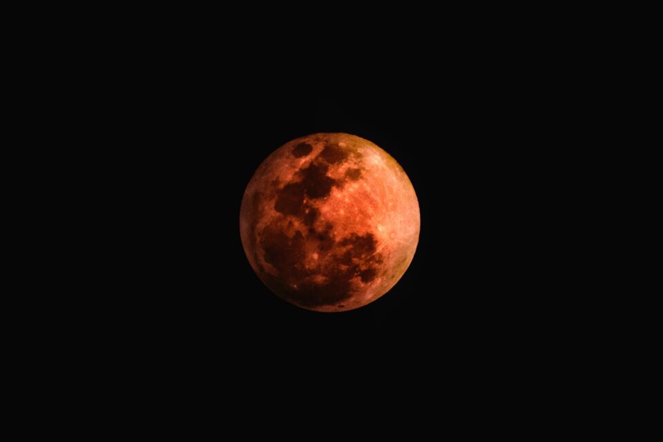 Eclipse lunar