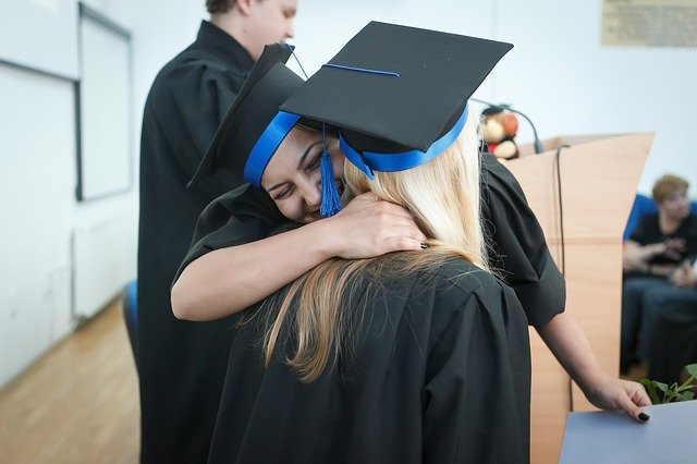 mujeres graduadas