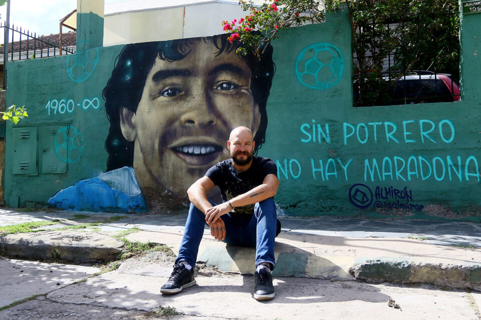 Javier Almirón, el artista detrás de la imagen contra las petroleras: “Los murales tienen un poder enorme”