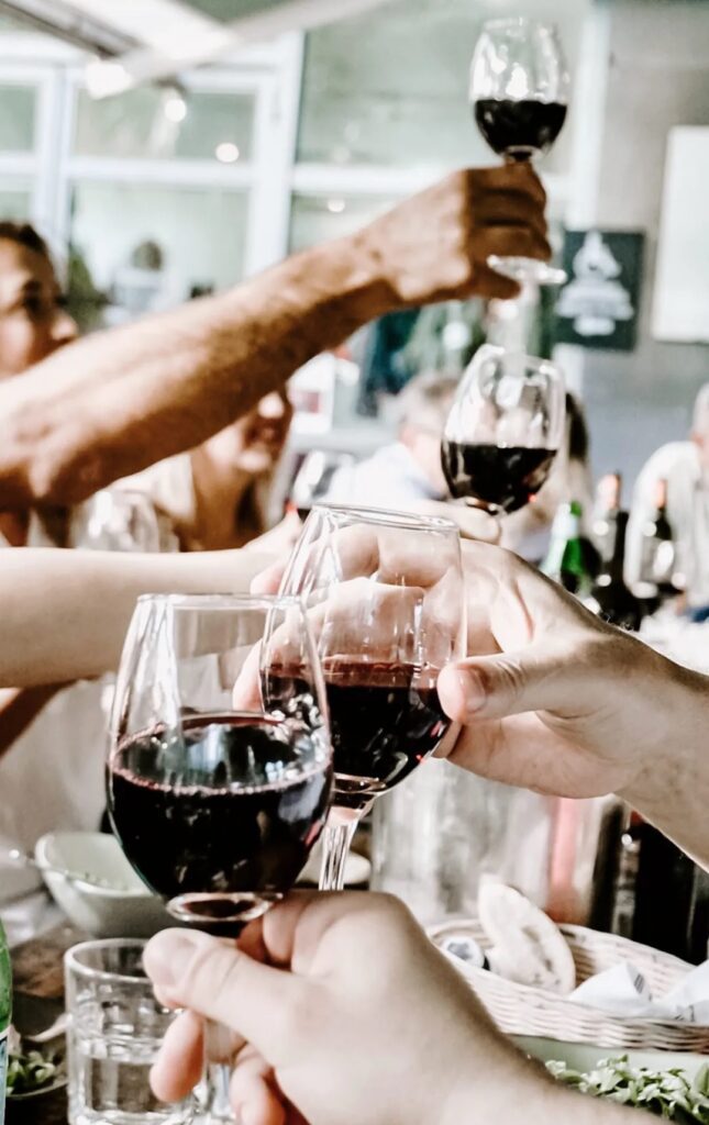 Una lista de 10 vinos tintos para celebrar el Día del Amigo.