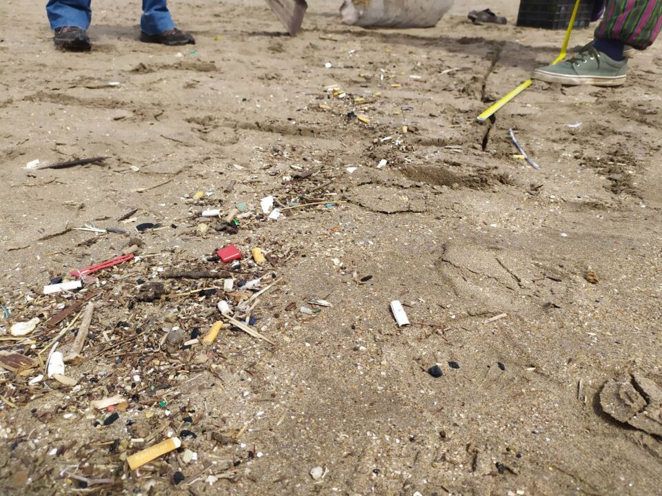 plásticos en la playa