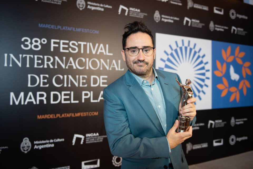 Juan Antonio Bayona recibió el Astor a la Trayectoria