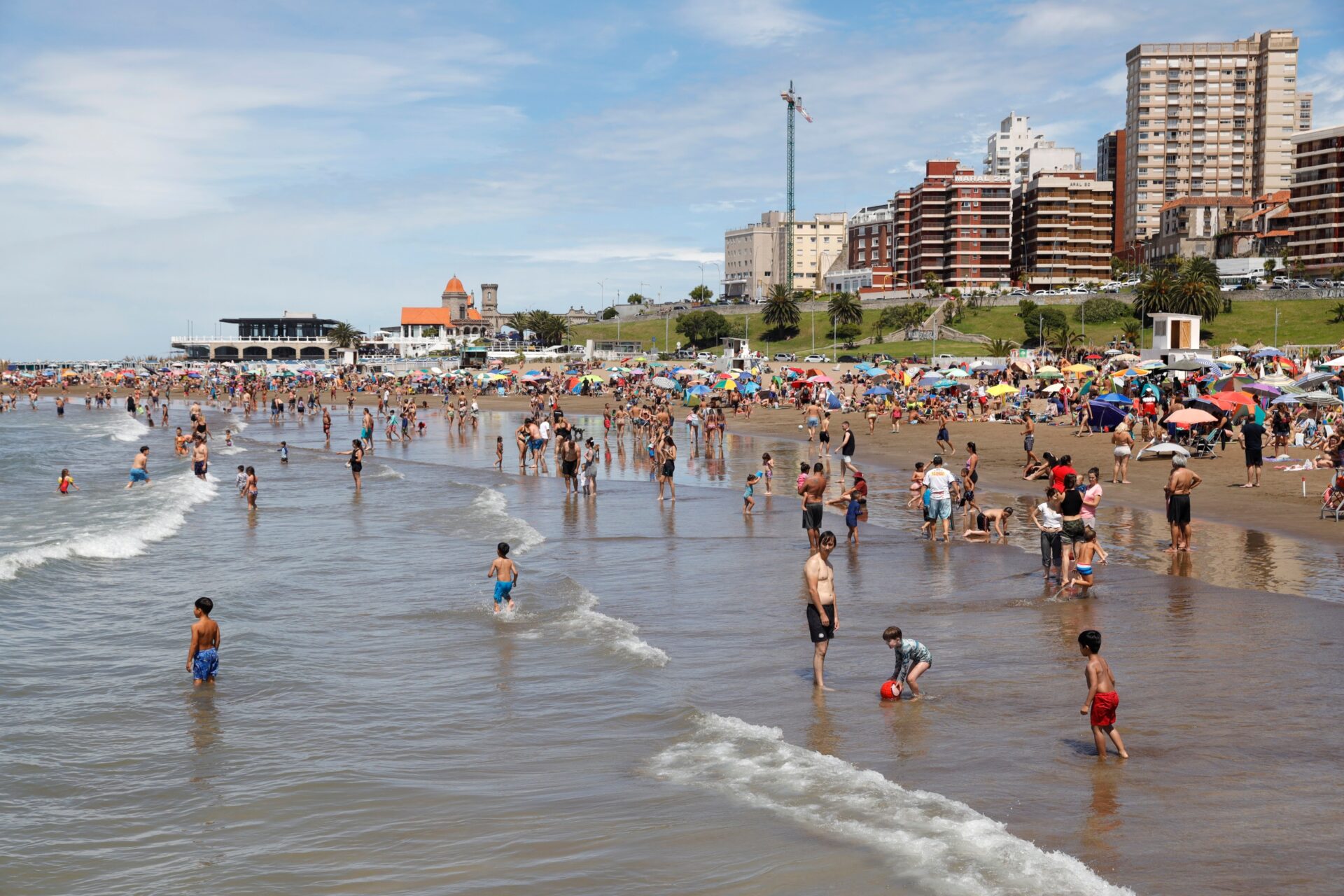 Arribaron 666.083 turistas a Mar del Plata durante la primera quincena ...