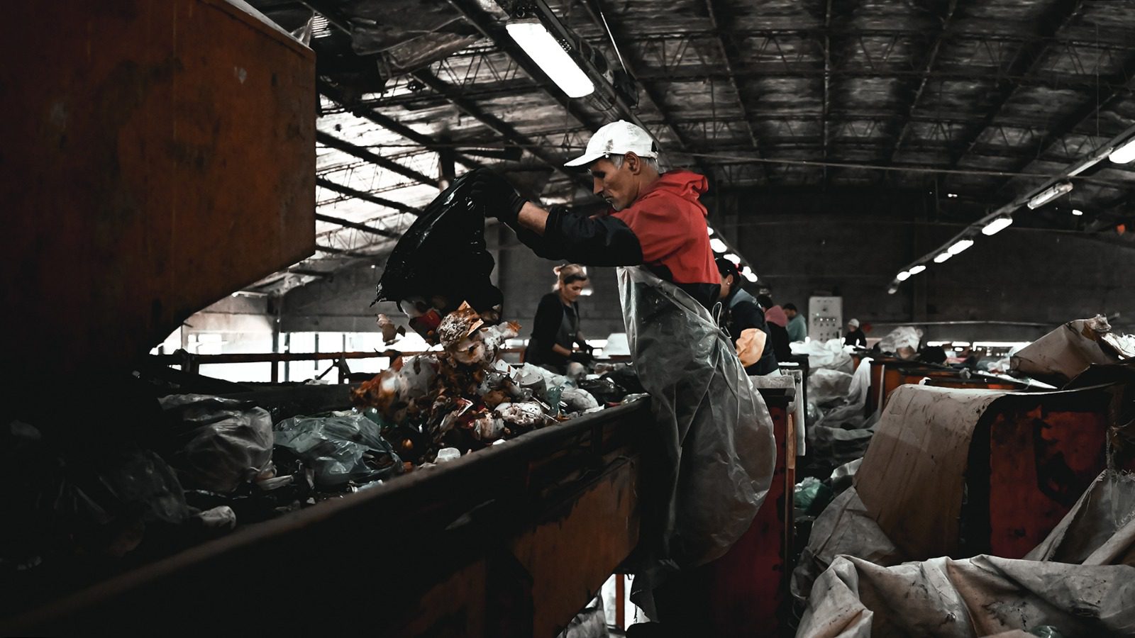 “Descartado(s). Al margen de la basura”