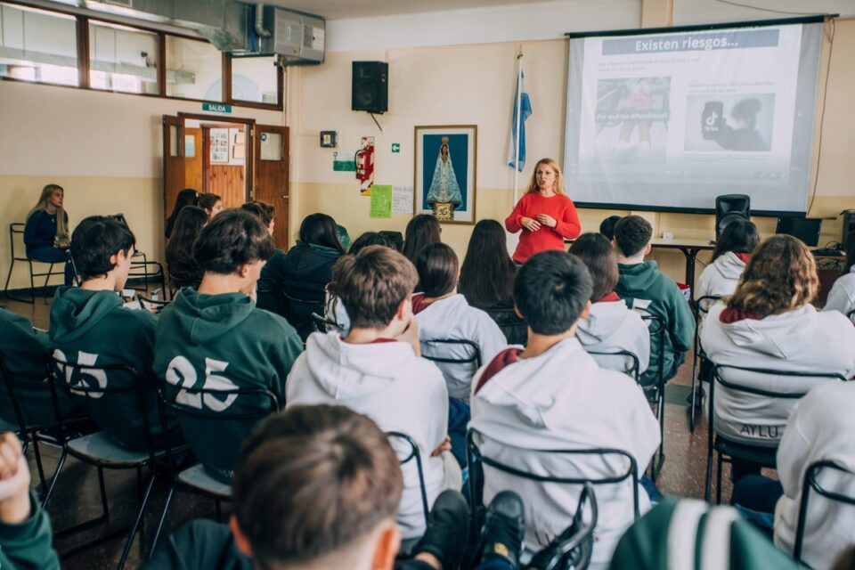 charlas sobre prevención de estafas online en escuelas