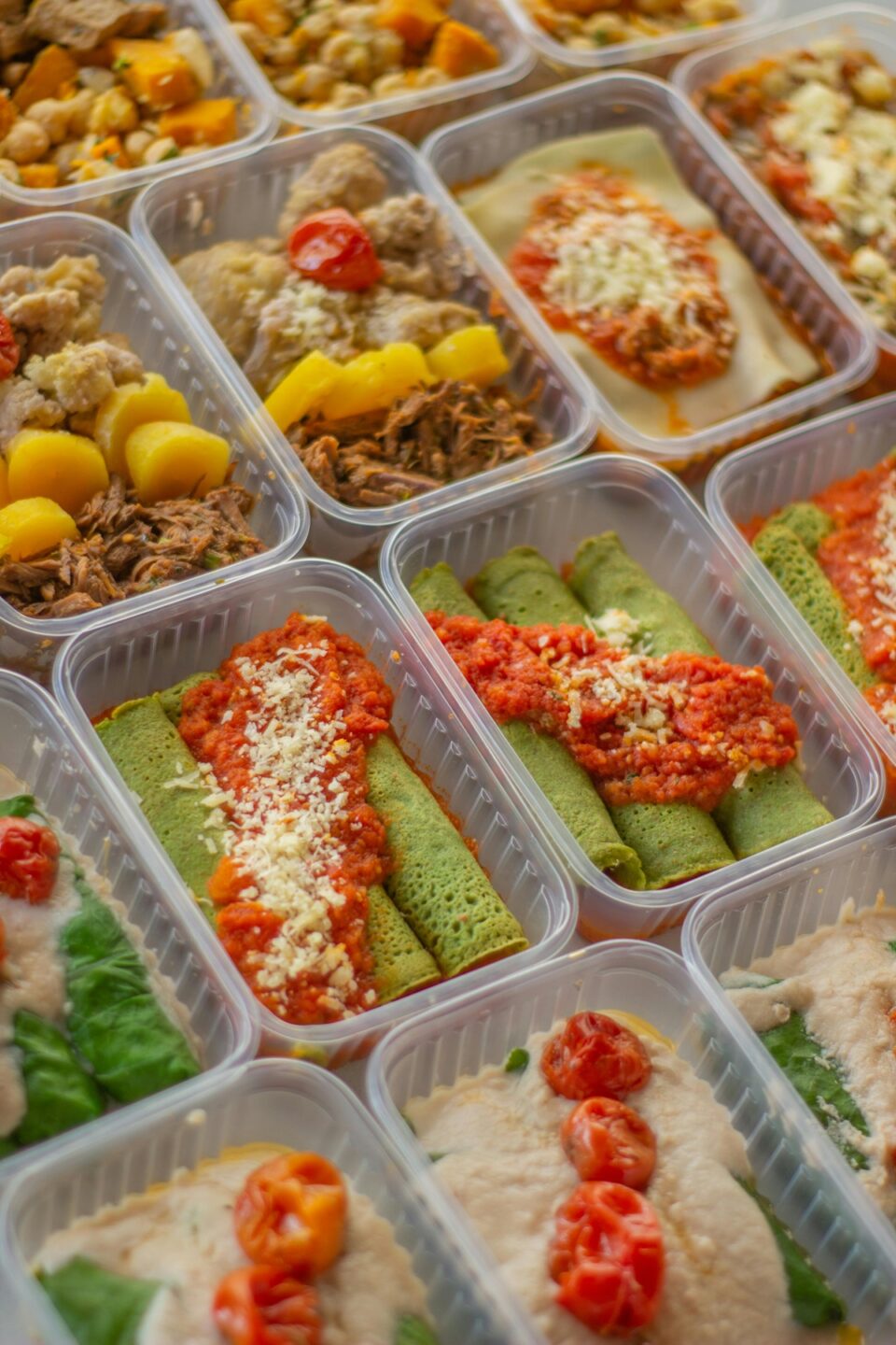 comida en envases plásticos