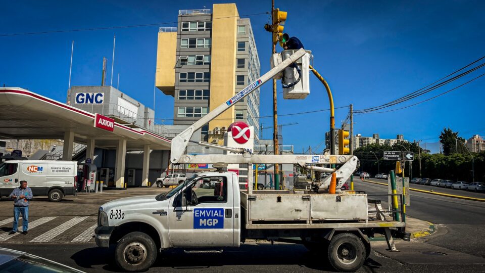 semáforo Av. Juan B. Justo y Av. de los Trabajadores
