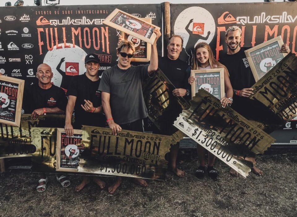 Menguante, el equipo ganador, con sus miembros (tres de la familia Radziunas) y los cheques.