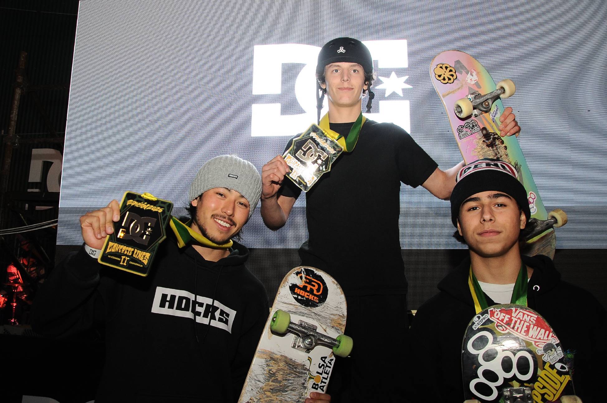 El podio de los chicos: dos franceses y un brasileño, Akio, el N° 2 del mundo.