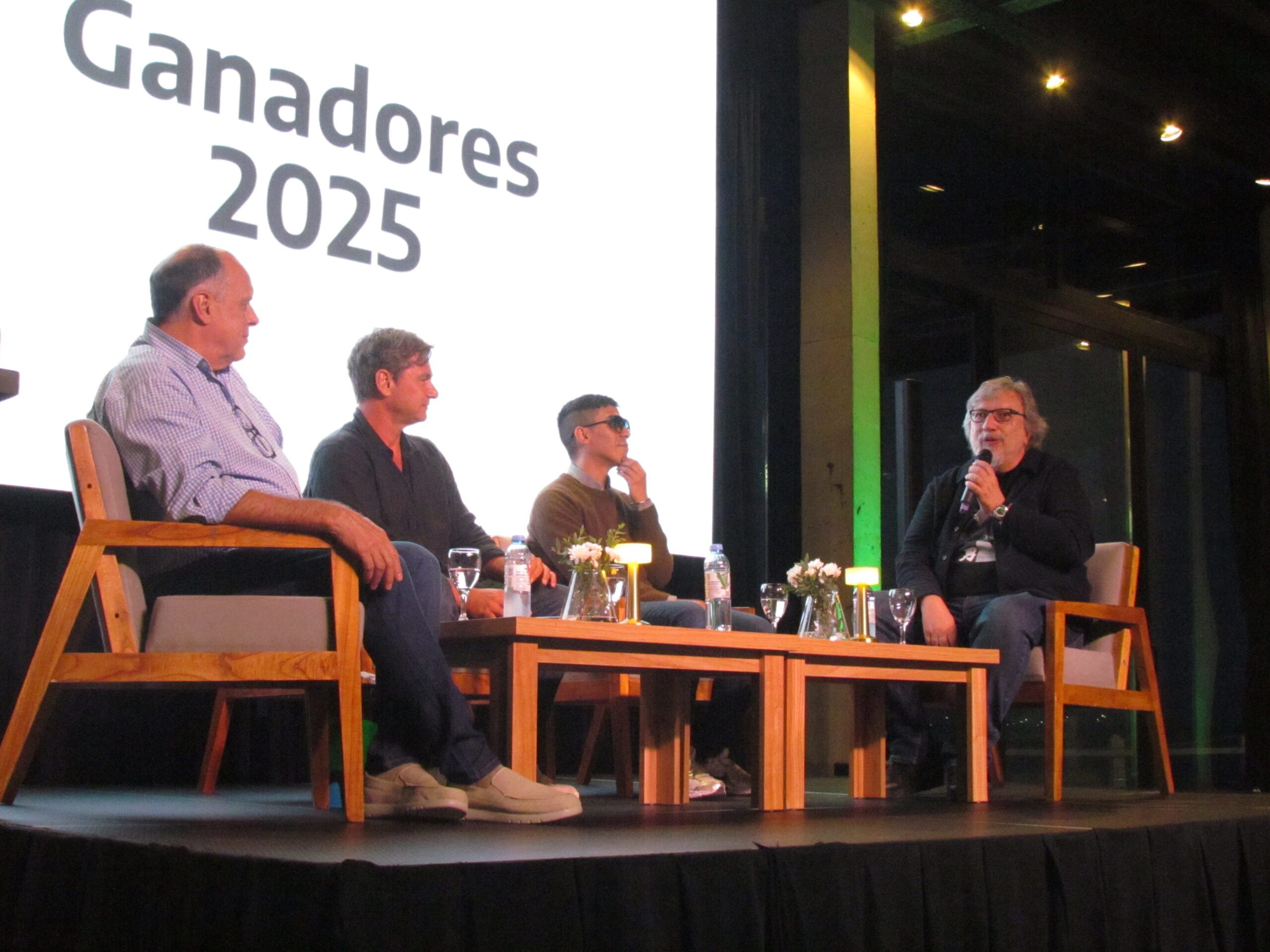 Victorio Carpintieri y Pablo Ortiz, segundo y tercer premio del concurso, con los escritores César Gonzalez y Sergio Olguin, miembros del jurado.