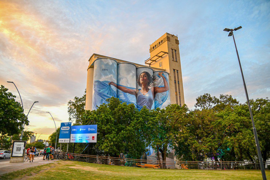 mural de Martín Ron en los silos de Rosario
