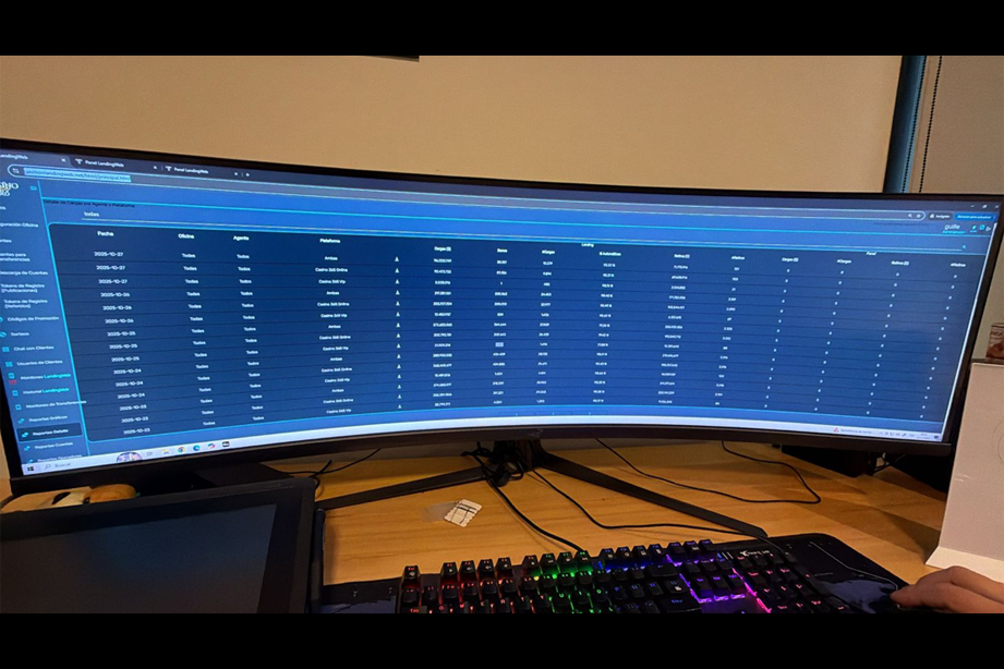 Una de las computadoras encontradas en funcionamiento y con la plataforma de un casino virtual abierta al momento del allanamiento. Foto: Unidad Fiscal Mar del Plata.