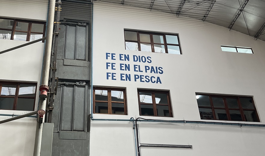 “Fe en dios, fe en el país, fe en pesca”, Lema del Astillero Contessi que aparece en la pared del taller.  