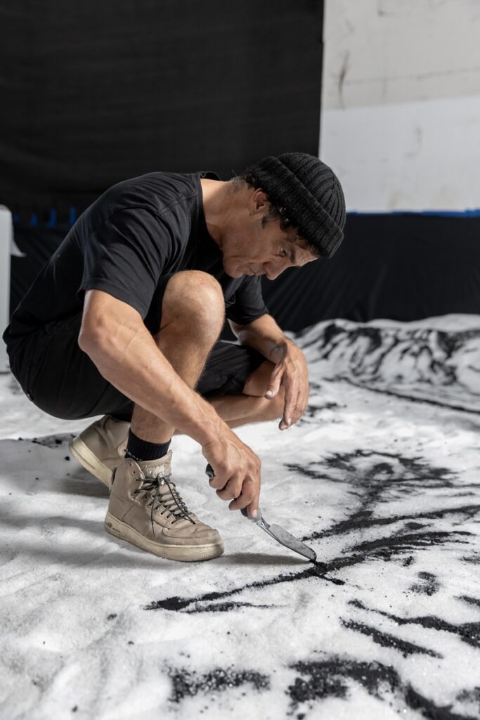 Matías Duville trabaja en su obra Monitor Yin Yang