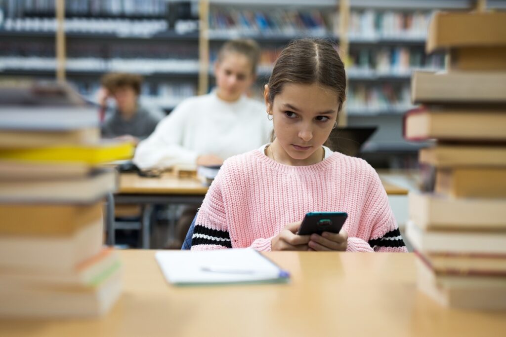 regulación del uso de teléfonos en las aulas